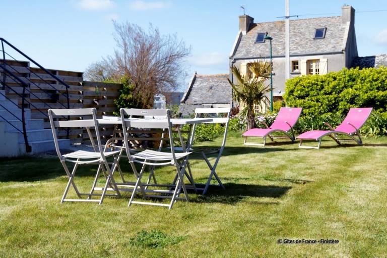 Gite with barbeque, patio & yard | Pets allowed in Roscoff