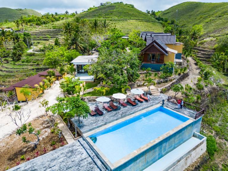 Vacation home with pool, BBQ & yard — photo 2