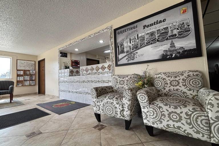 Super 8 By Wyndham Pontiac — photo 2
