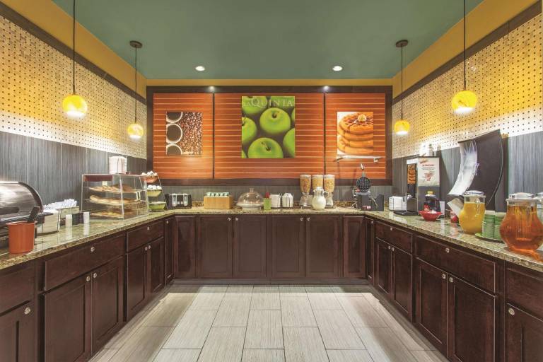 La Quinta Inn & Suites by Wyndham Elizabethtown — photo 3