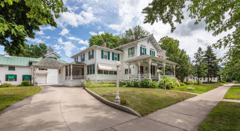 Carriage House Bed & Breakfast in Winona, MN