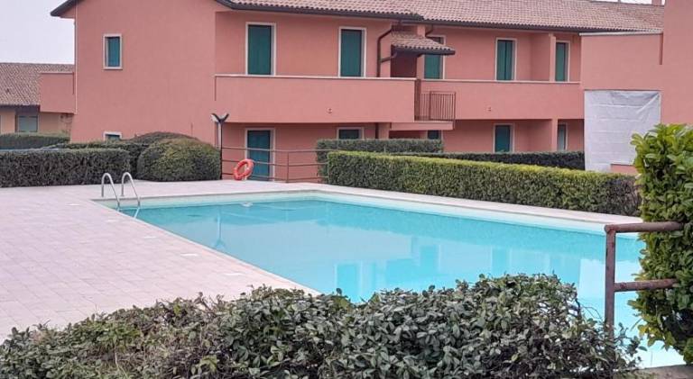 Rental apartment with pool, terrace & yard in Lazise