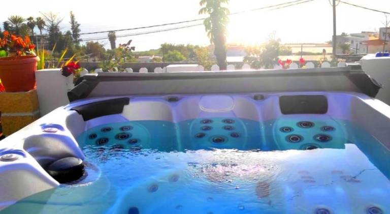 Vacation home with hot tub, BBQ & garden — photo 4