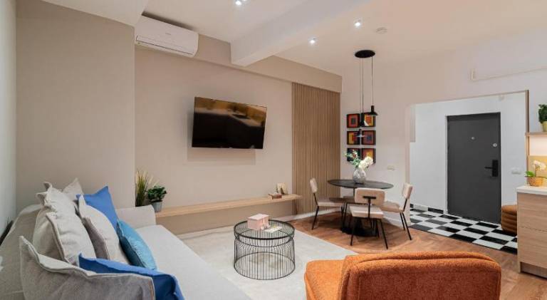 Playful & Trendy 2BR on Regina Elisabeta, Steps to Cismigiu Gardens - Bathtub & Boulevard Views — photo 2