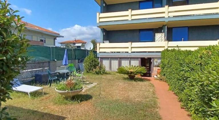 Apartment with 1 room for 4 persons in Carrara