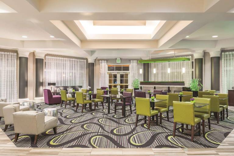 La Quinta Inn & Suites by Wyndham St. Louis Westport — photo 2
