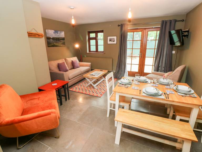 Family-oriented cottage with yard & jacuzzi | Pets are welcome — photo 3