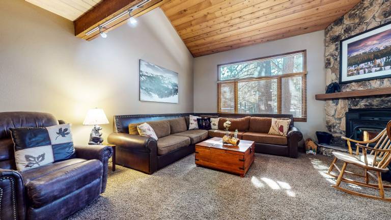 Family-friendly condo with pool, sauna & BBQ | Mountain view | Pets are welcome — photo 5