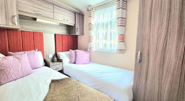 Lovely Caravan With Decking At Cherry Tree Park Norfolk Ref 70724C — photo 3