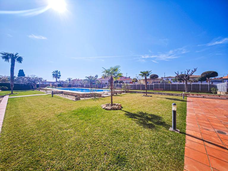 Apartment with pool — photo 4