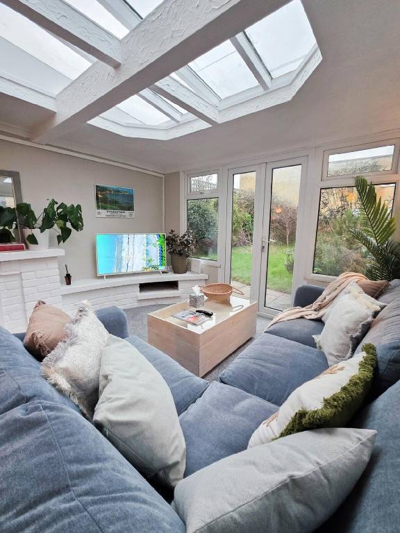Cosy 2-Bed Flat with Wi-Fi Near Station, Beach — photo 2