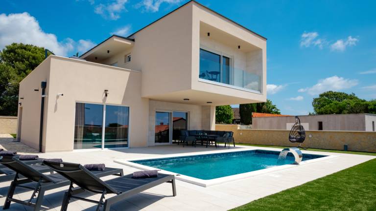 Villa with hot tub, patio & BBQ in Pula