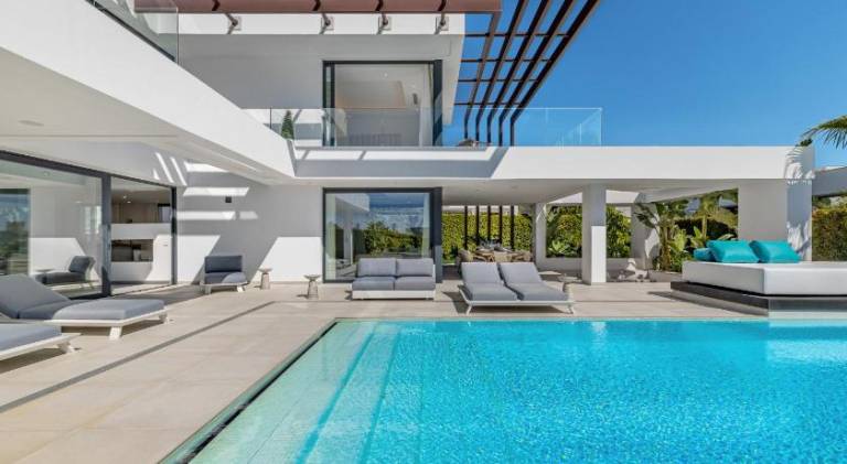 Villa with hot tub & pool — photo 3