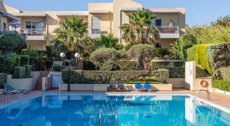 Apartment with garden, patio & private pool in Platanias