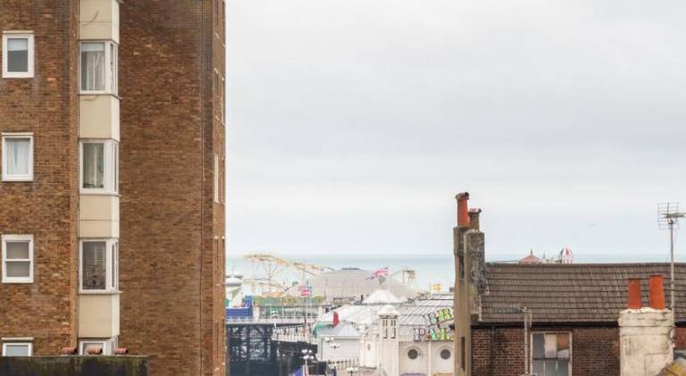 Pierview Pad Attic 10 Person Sunny Seaside Apartment - 2 Min Walk to Beach — photo 4