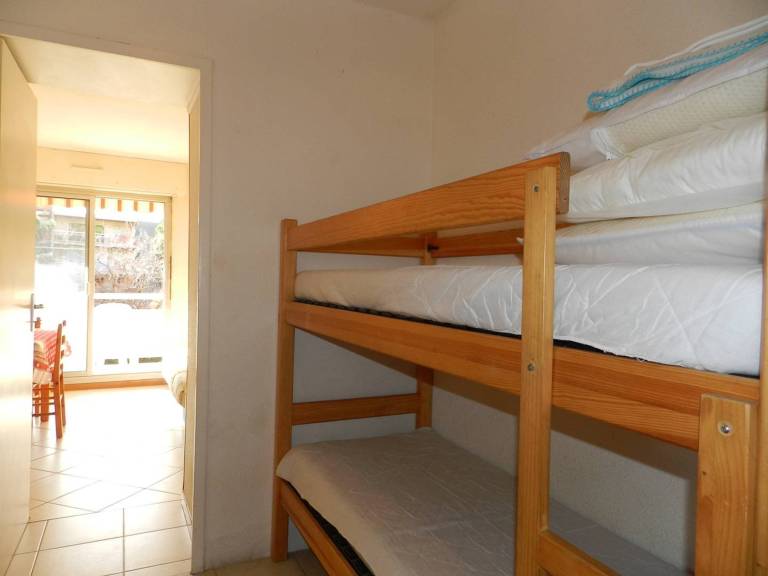 Studio for 4 in Bormes. Pets allowed, parking. Beach 200m away. — photo 4