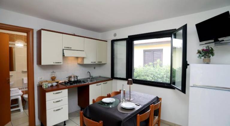 Serviced apartment with yard, patio & BBQ | Next to the beach | Pets allowed — photo 3