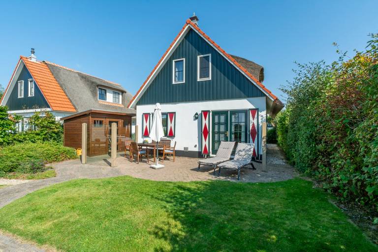 Villa with yard & patio in Callantsoog