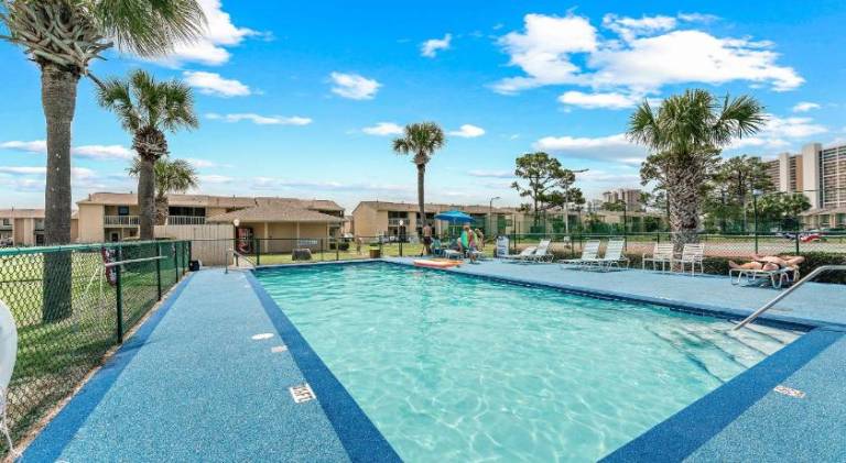 House with pool — photo 3