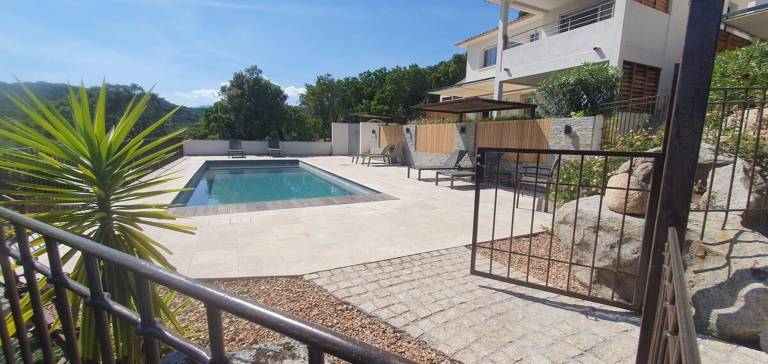 Condo with BBQ, yard & patio — photo 2