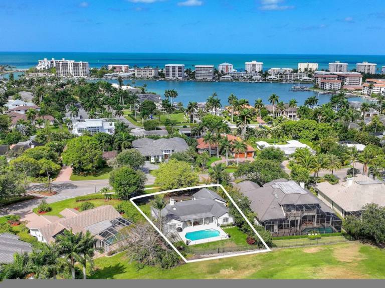 Luxury Beach House with a View — photo 2