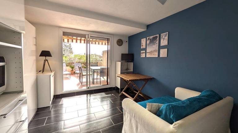 Condo with terrace | Garden view — photo 3