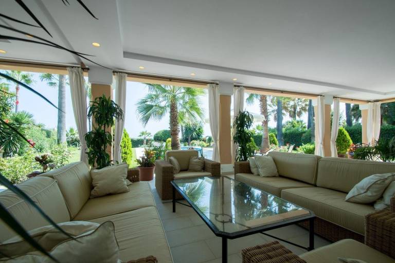 Villa with pool — photo 4