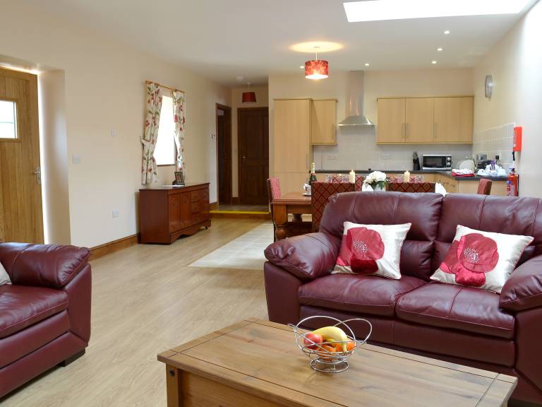 Cottage with terrace — photo 4