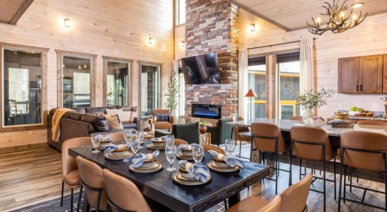 Luxury Gatlinburg Cabin, Heated Pool, Theater, Hot Tub — photo 4