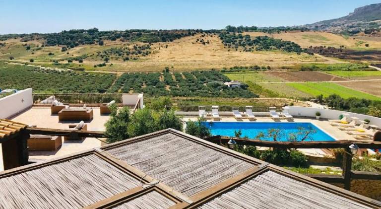 House with yard, barbecue & pool in Sciacca