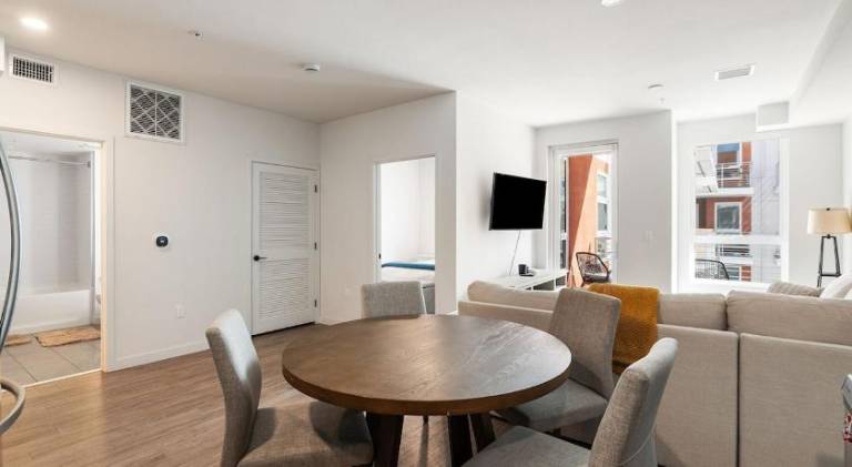Bright 1BR with Pool View in Prime Location — photo 3