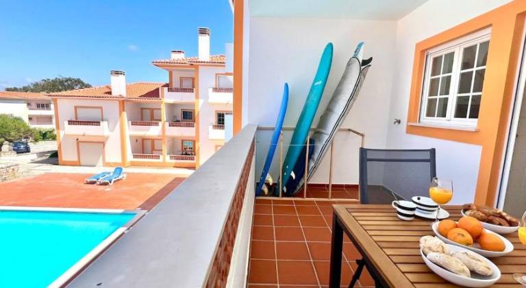 Holiday apartment with patio & private pool in Leiria