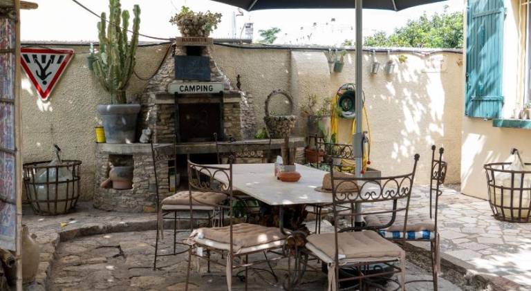 Apartment with private pool, yard & barbeque — photo 3