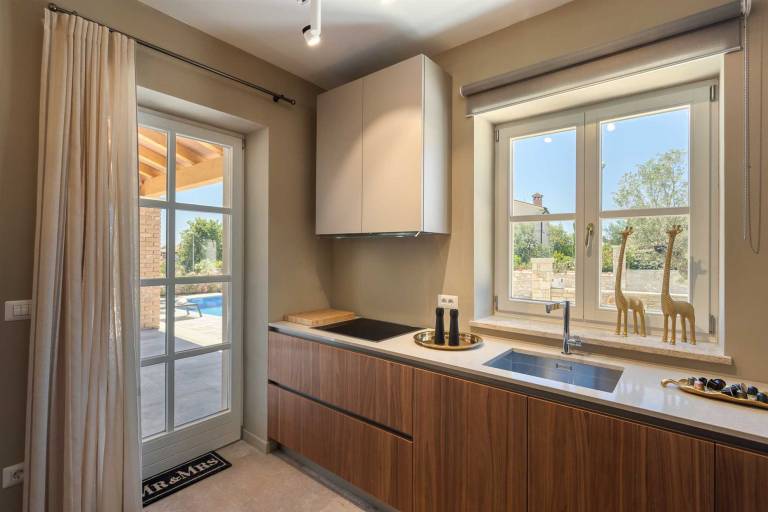Villa with pool, patio & barbecue | Pool view — photo 4