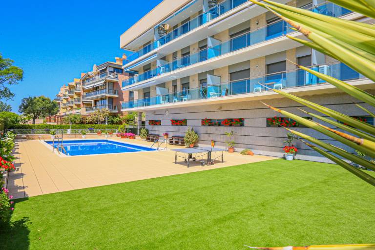 Holiday apartment with terrace, pool & garden — photo 5