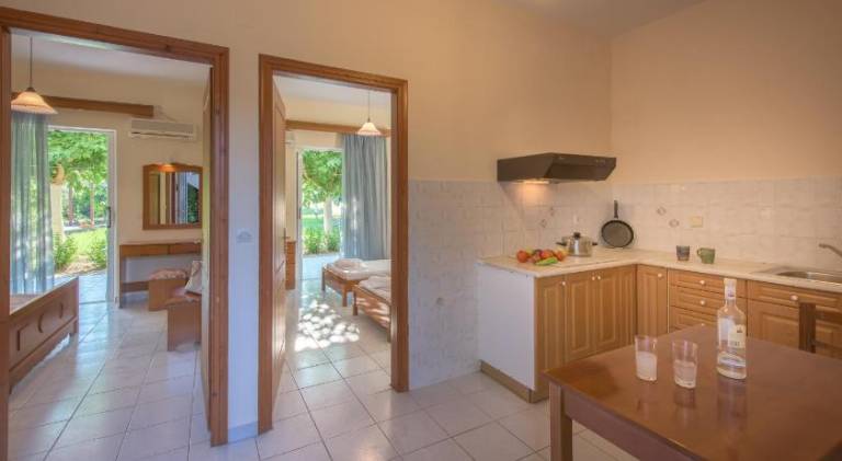 Rental apartment with patio, yard & barbecue — photo 3