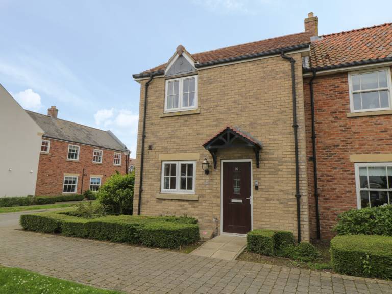 Cottage with sauna, pool & yard in Scarborough