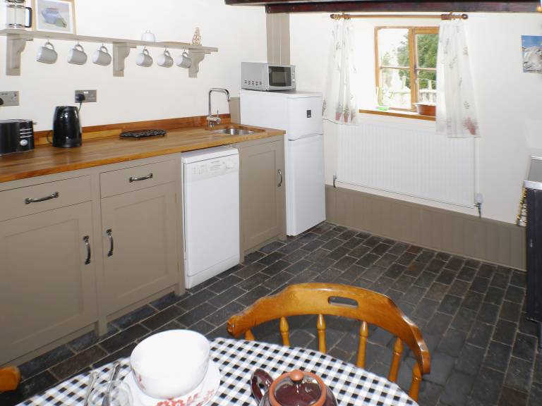 Cottage with garden — photo 4