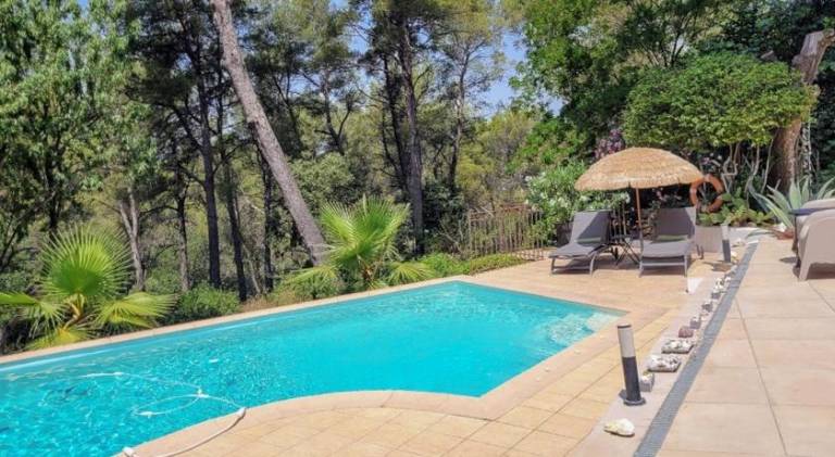 Vacation home with pool in Marseille
