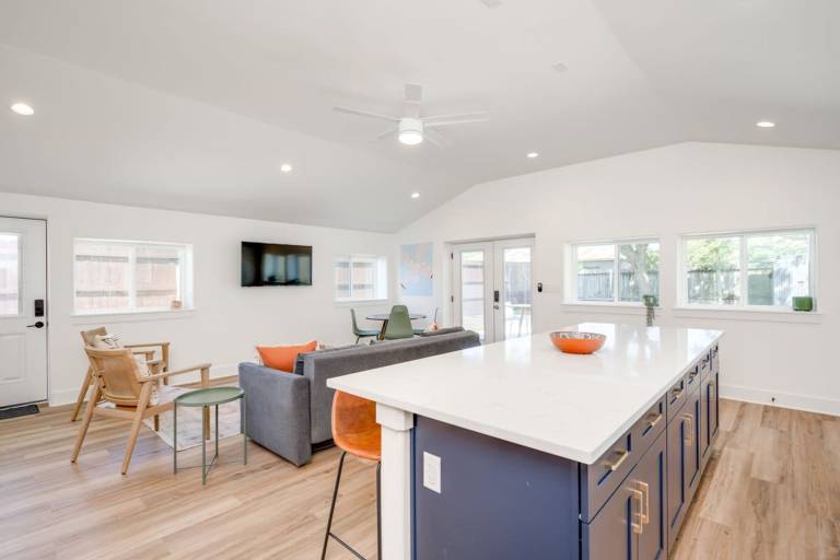 Modern 3 2 two kings hot tub fire pit 16min to wine trail nearby Pickleball courts pools — photo 3