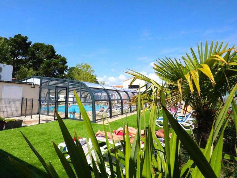 Family-friendly pleasant mobile home with patio & heated pool | Pet-friendly — photo 4