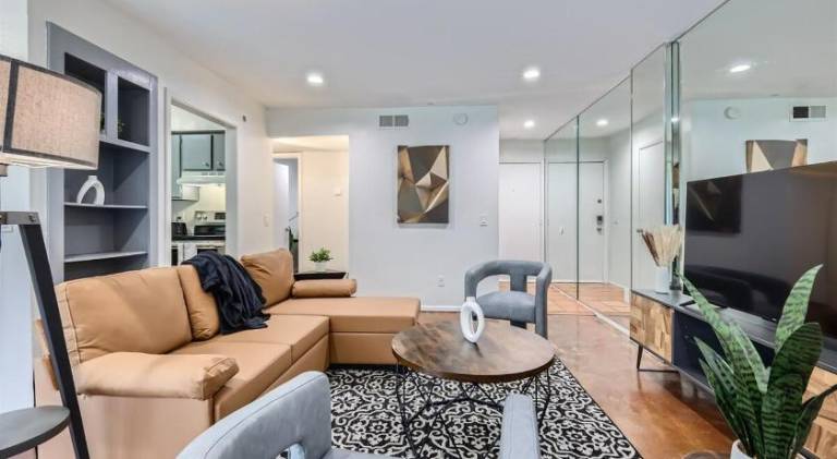 Your Walkable King Bed Getaway - Sleeps 4 - Pool Pkg — photo 3