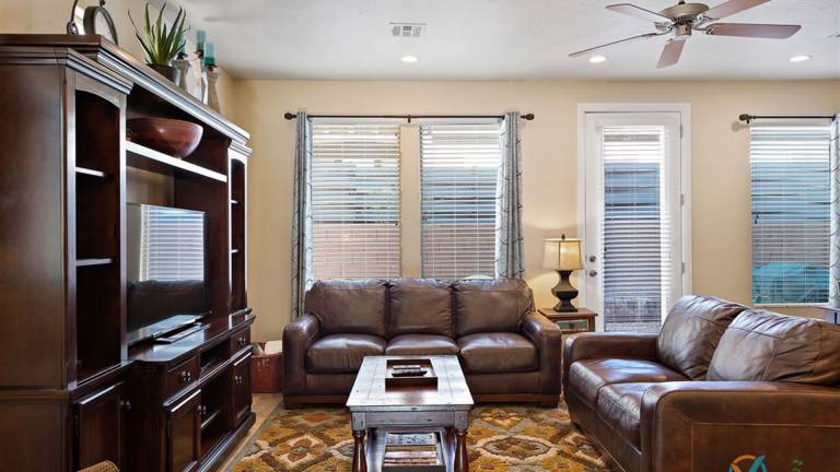 Family-oriented charming house with heated pool & hot tub | Mountain view | Pet-friendly — photo 5