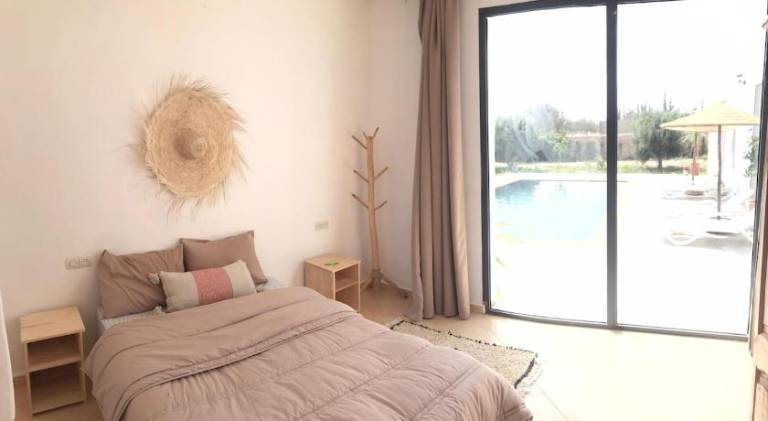 Villa with pool — photo 4