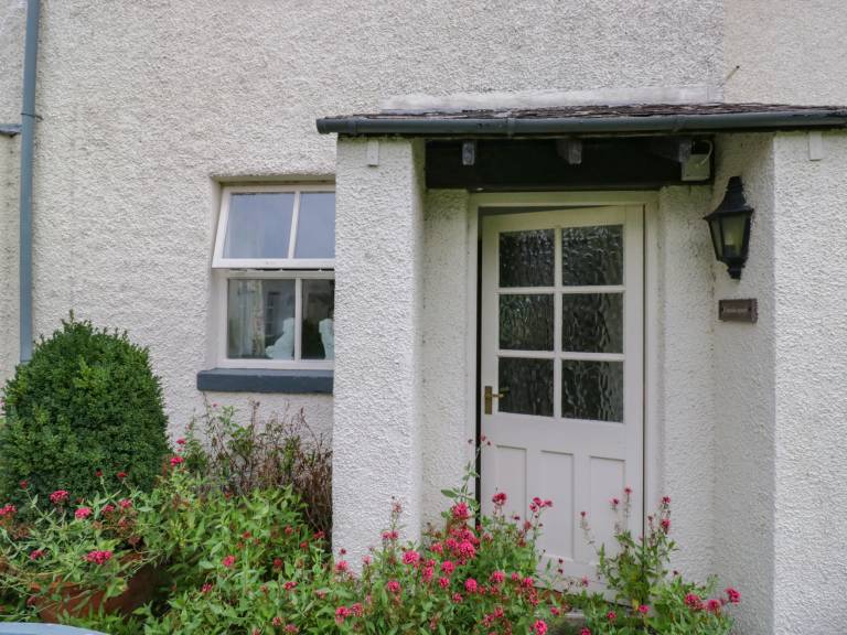 Cottage with yard — photo 2