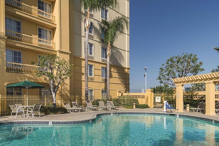 La Quinta Inn & Suites by Wyndham Ontario Airport — photo 5