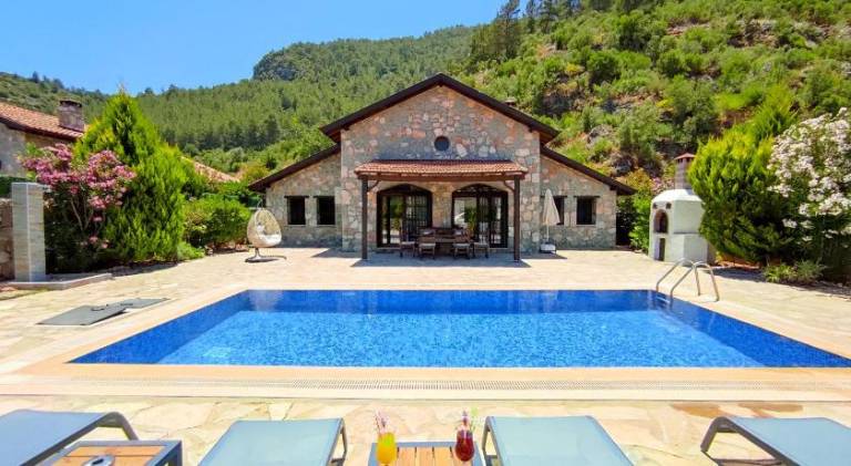 Villa with barbeque, private pool & yard in Mugla
