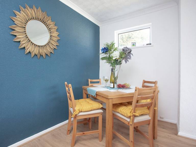 Family-oriented bungalow with yard | Pets allowed — photo 4