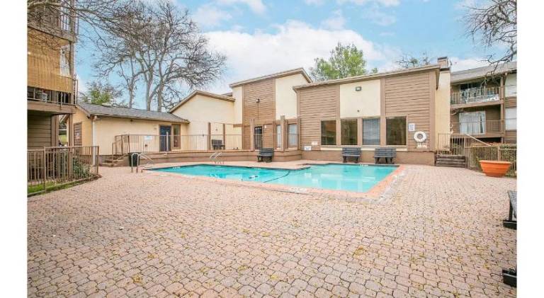 Fully equipped beautiful apartment with yard, patio & pool | Pet-friendly — photo 2