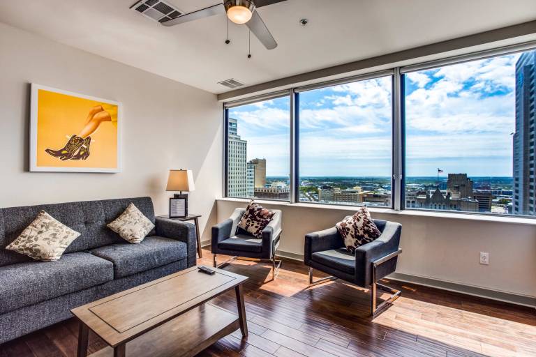 Bold CozySuites at LTV 2BR with Pool Gym